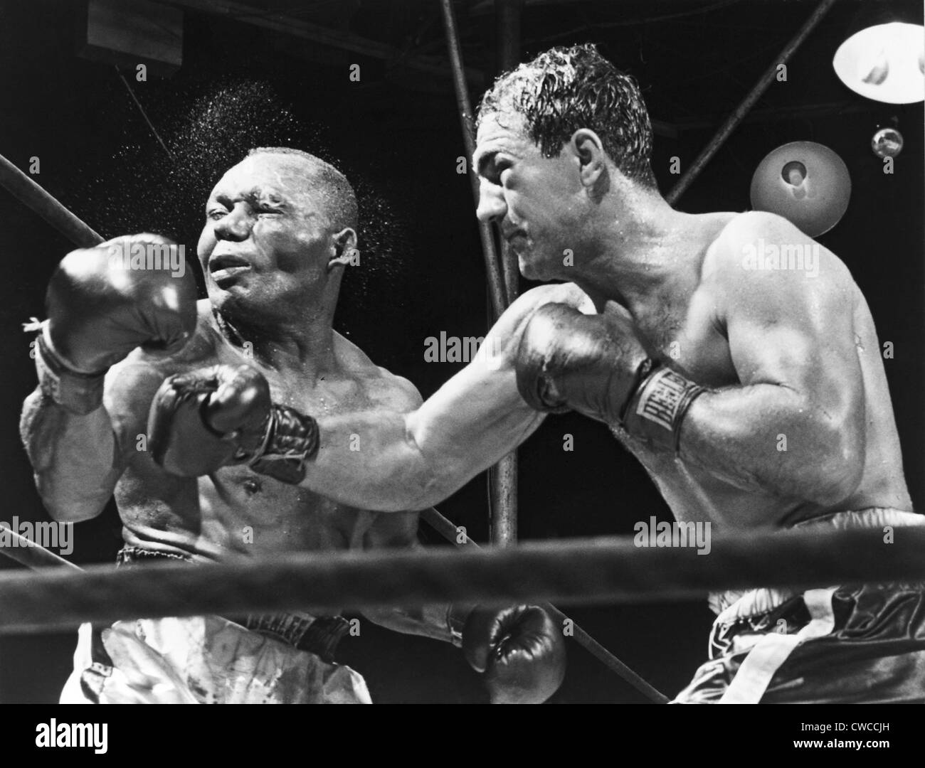 Rocky Marciano aterrizaba un punzón en Jersey Joe Walcott durante sus 23 de  septiembre de 1952, la lucha por el campeonato de peso pesado Fotografía de  stock - Alamy