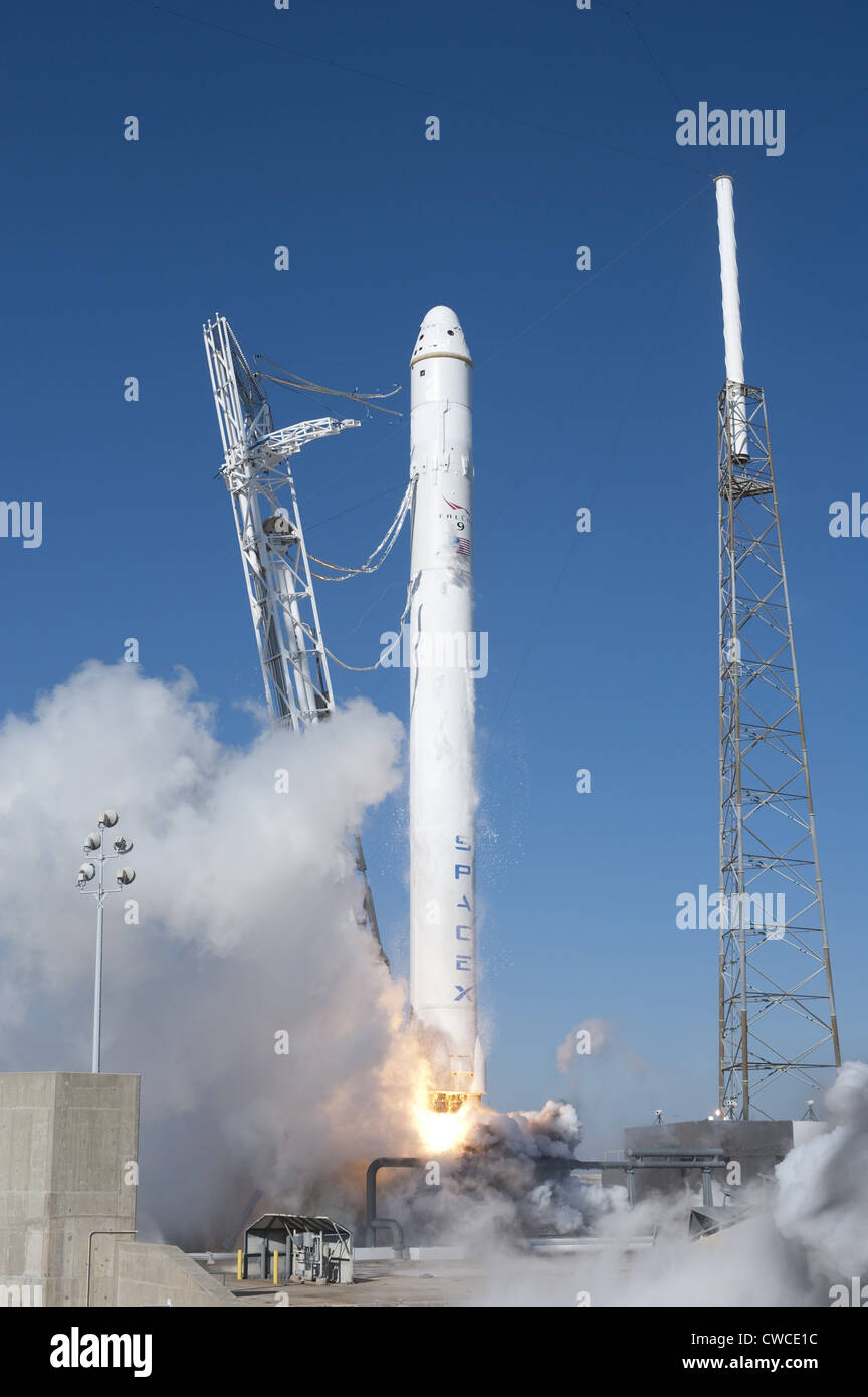 La SpaceX Falcon 9 cohetes y naves espaciales dragón despegar desde la Estación Cañaveral de la Fuerza Aérea. La nave espacial dragón completado Foto de stock