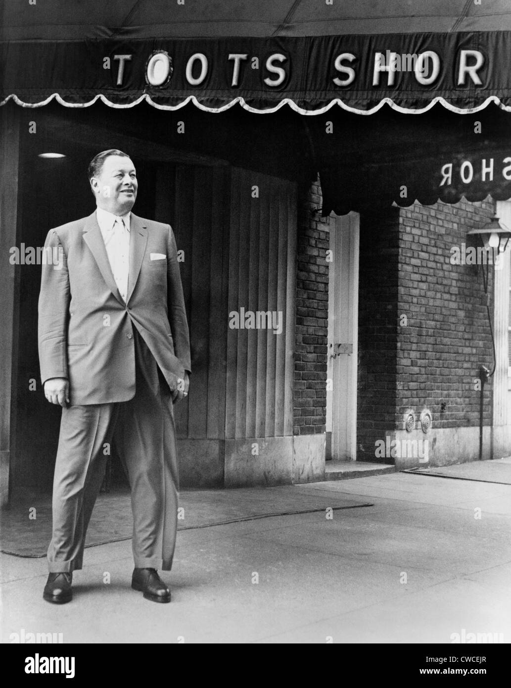 Toots Shor delante de su famoso restaurante en 1959. Su restaurante era frecuentado por celebridades más grande de Nueva York en el Foto de stock