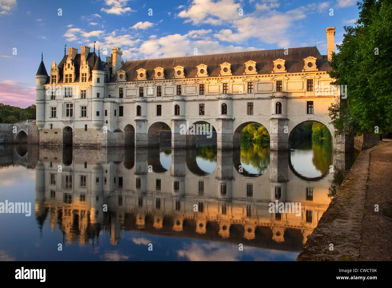 Por la noche la luz solar en el Château de Chenonceau y el río Cher, Indre-et-Loire, Centro Francia Foto de stock