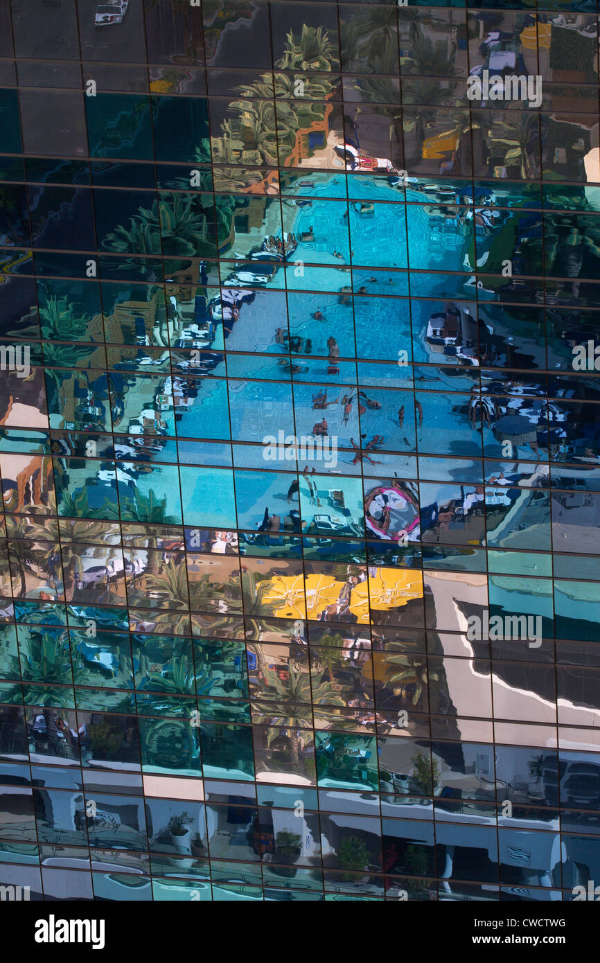 La piscina del Hotel y Casino cosmopolita reflejar en un edificio cercano, en el centro de la ciudad, Las Vegas, Nevada. Foto de stock