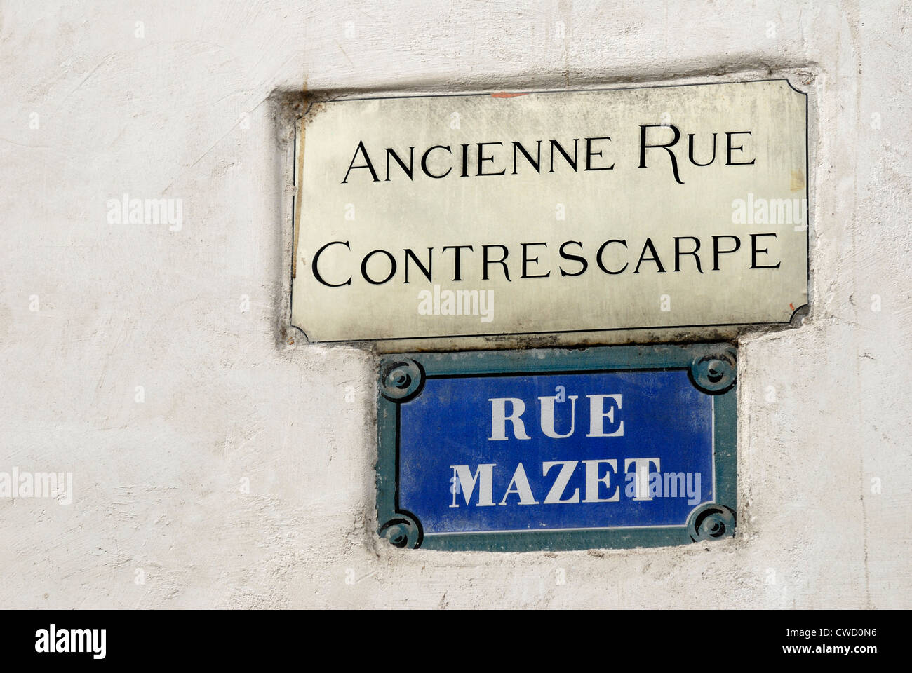 París, Francia. Viejos y nuevos signos de la calle. Rus Mazet / Ancienne Rue Contrescarpe Foto de stock