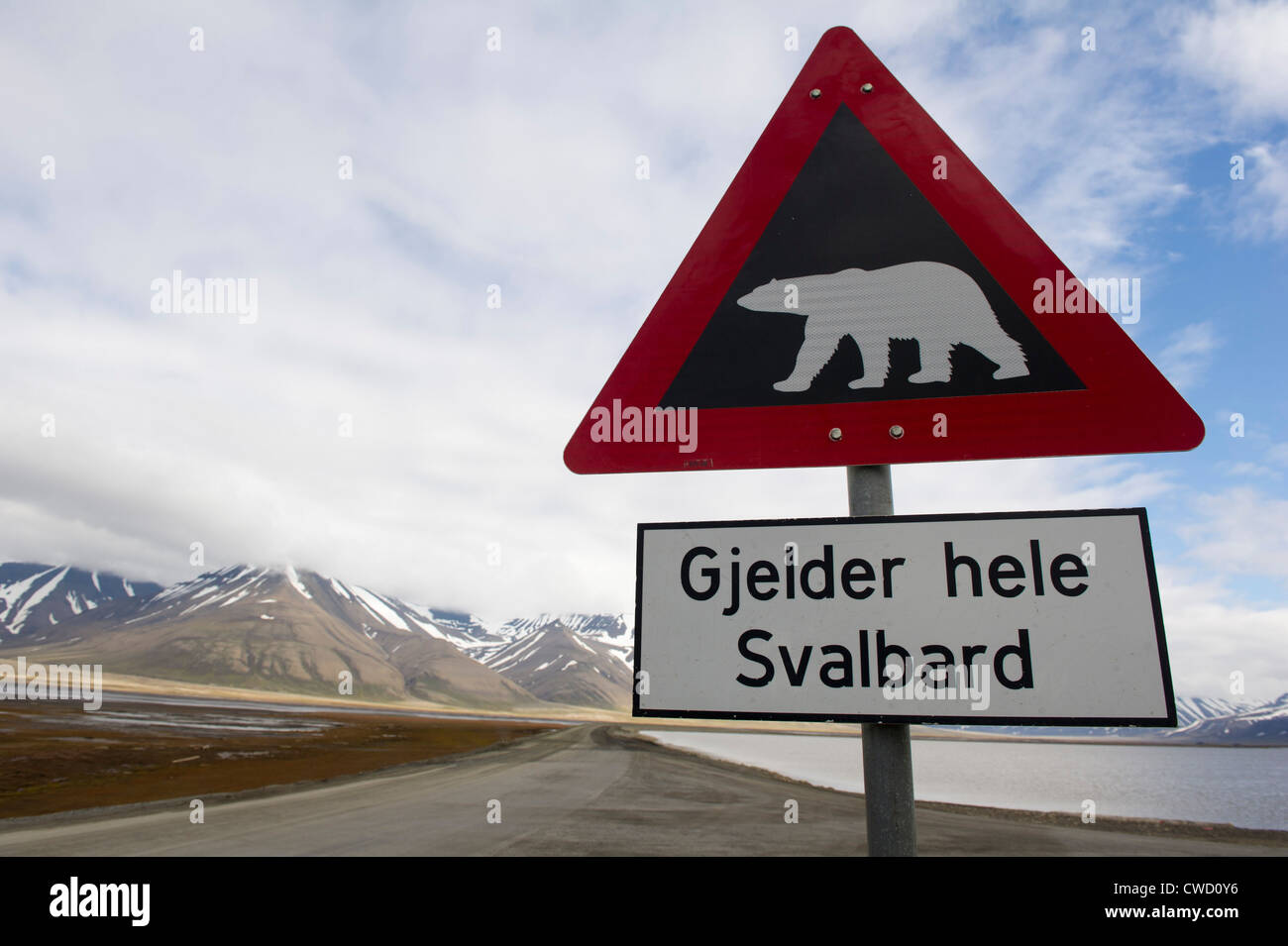 Ten cuidado con los osos polares, roadsign Longyearbyen Spitsbergen, Svalbard, Arctic Foto de stock