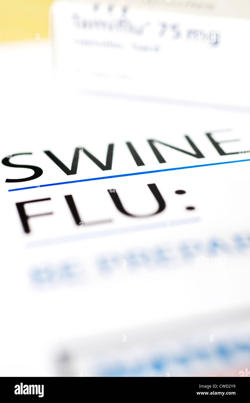 Folleto de información sobre la gripe porcina en el primer plano y caja de Tamiflu tabletas borrosa en segundo plano. Foto de stock