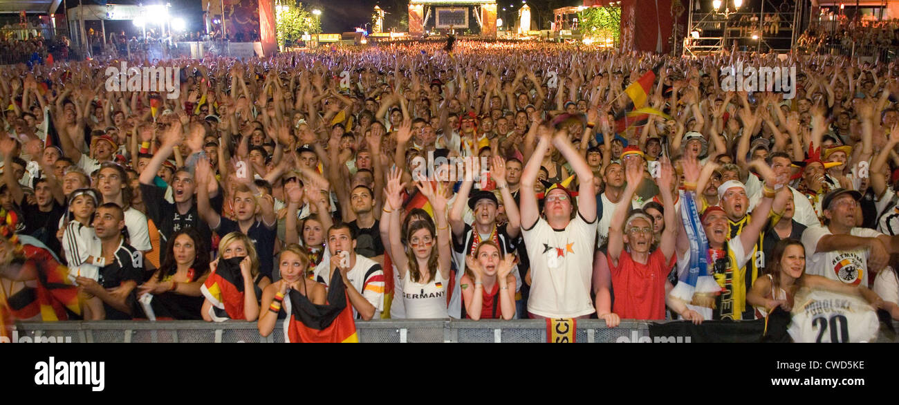 Alemania en negro, rojo y oro, la fiebre, la milla de los fans de Berlín Foto de stock