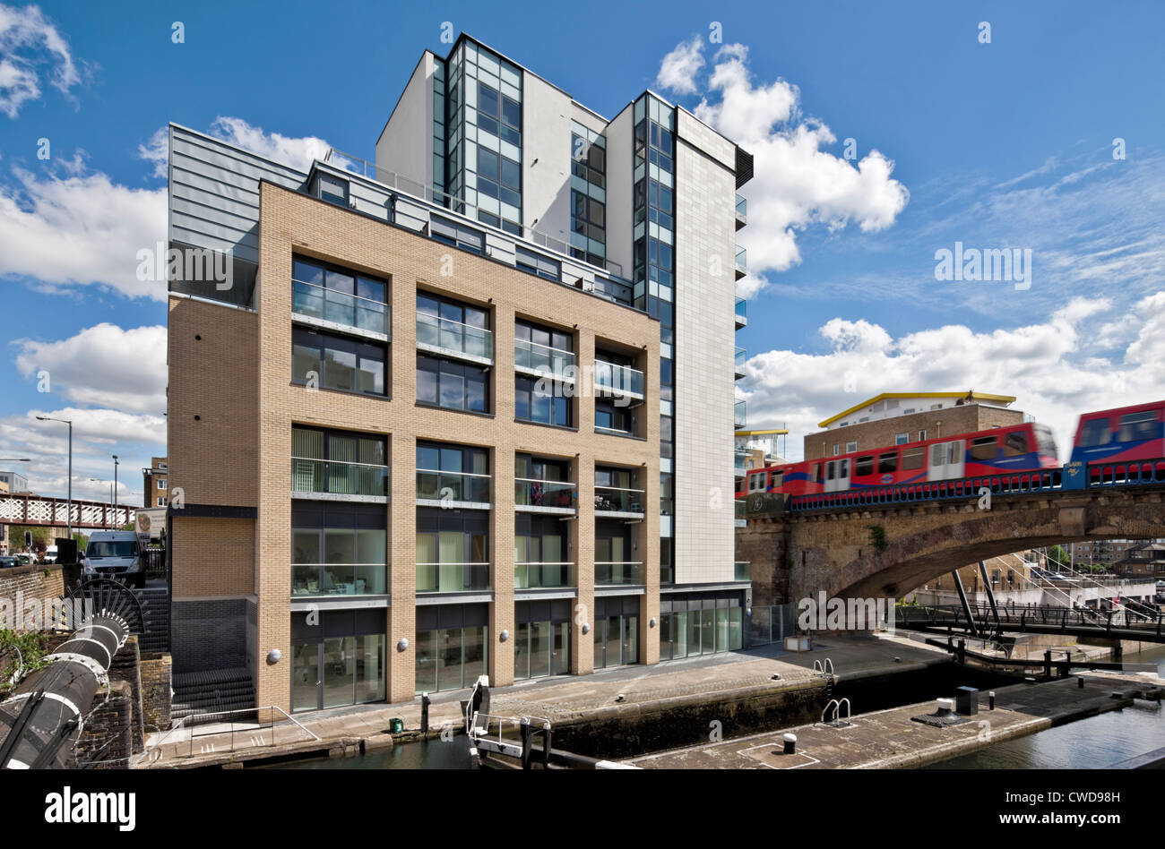 Bloqueo Limehouse apartamentos en la zona de Docklands, en Londres. Foto de stock