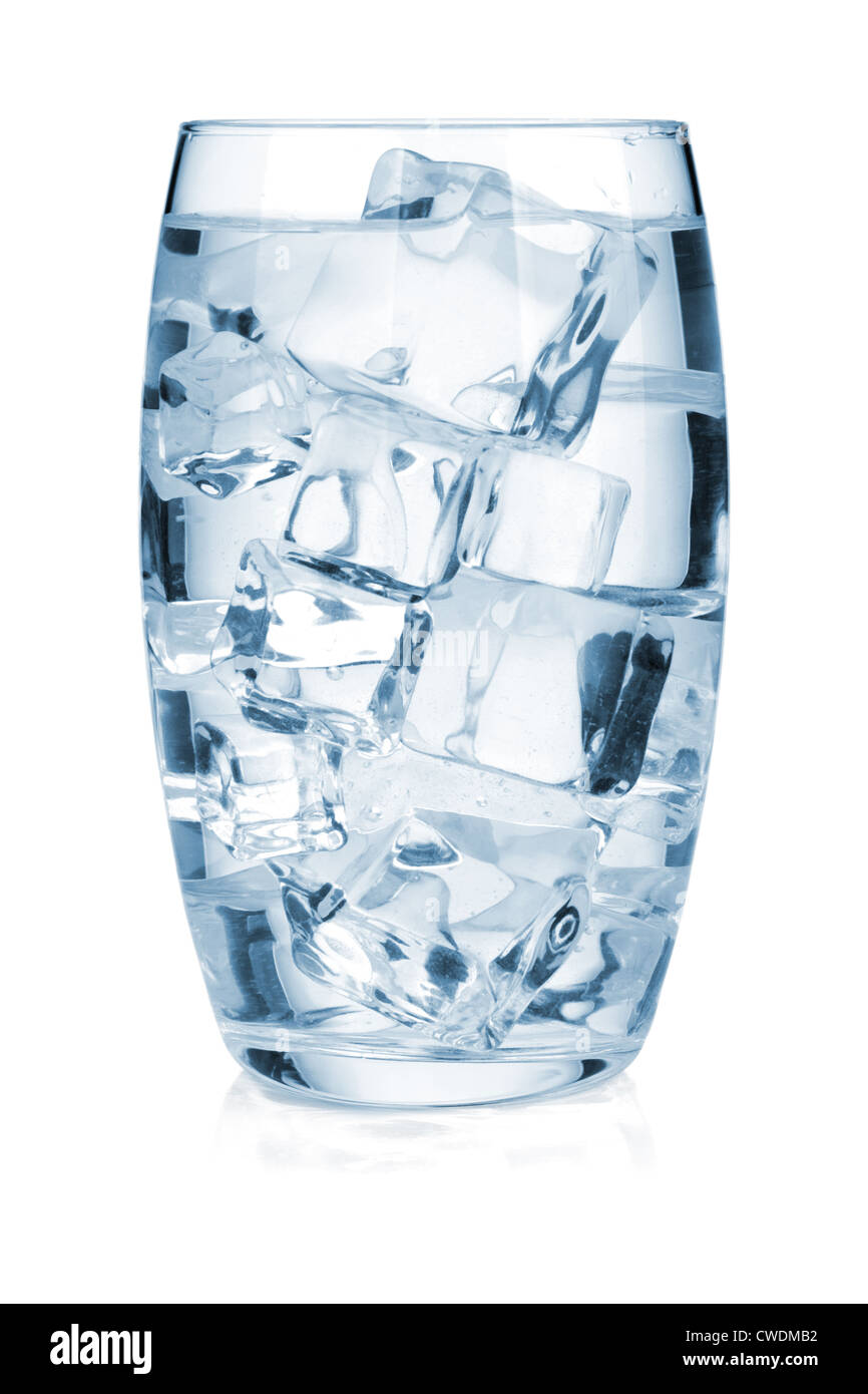Vaso de agua pura con hielo. Aislado sobre fondo blanco Fotografía de stock  - Alamy