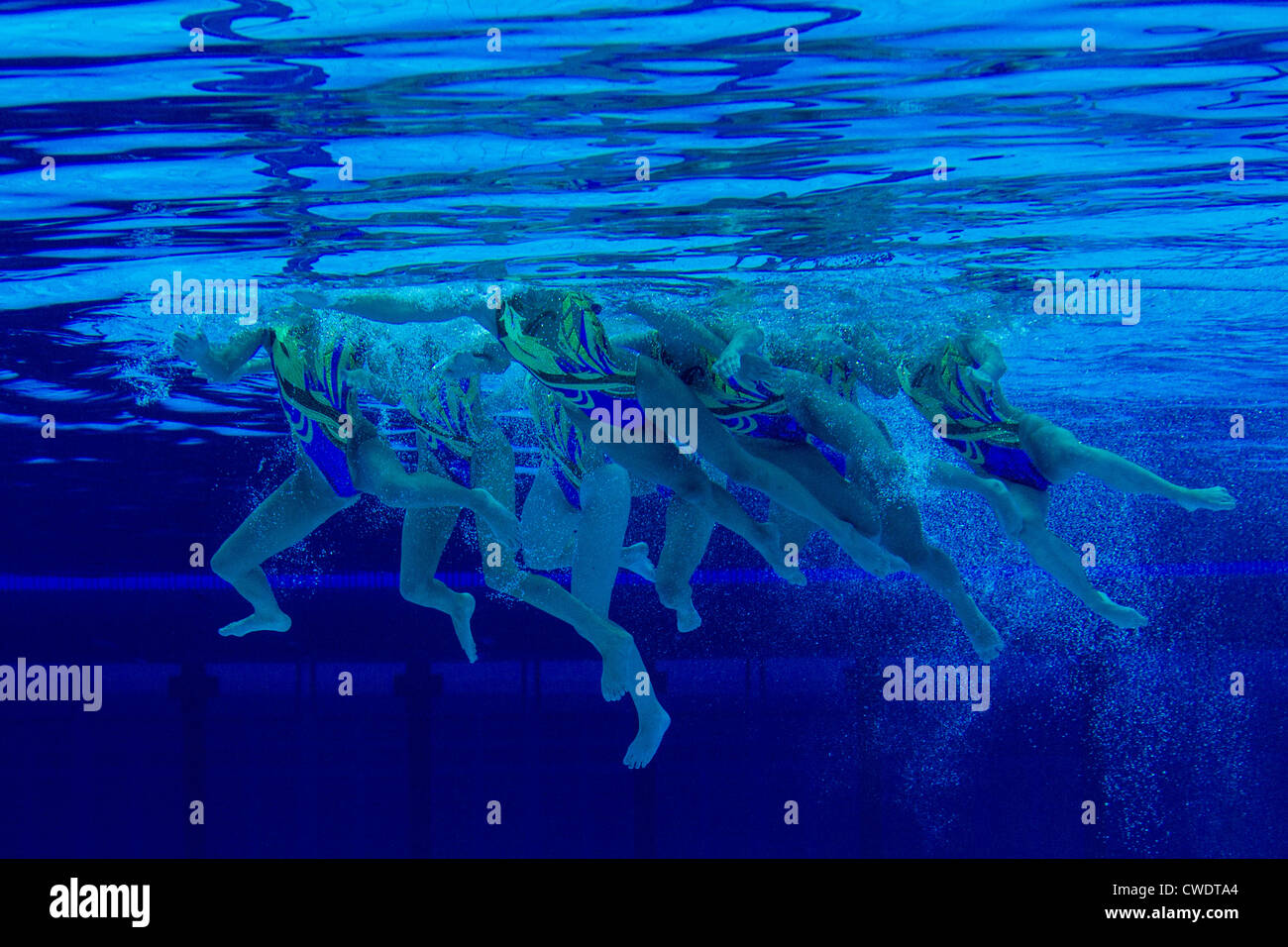Vista submarina del equipo de natación sincronizada en el verano de los Juegos Olímpicos de Londres 2012 Foto de stock