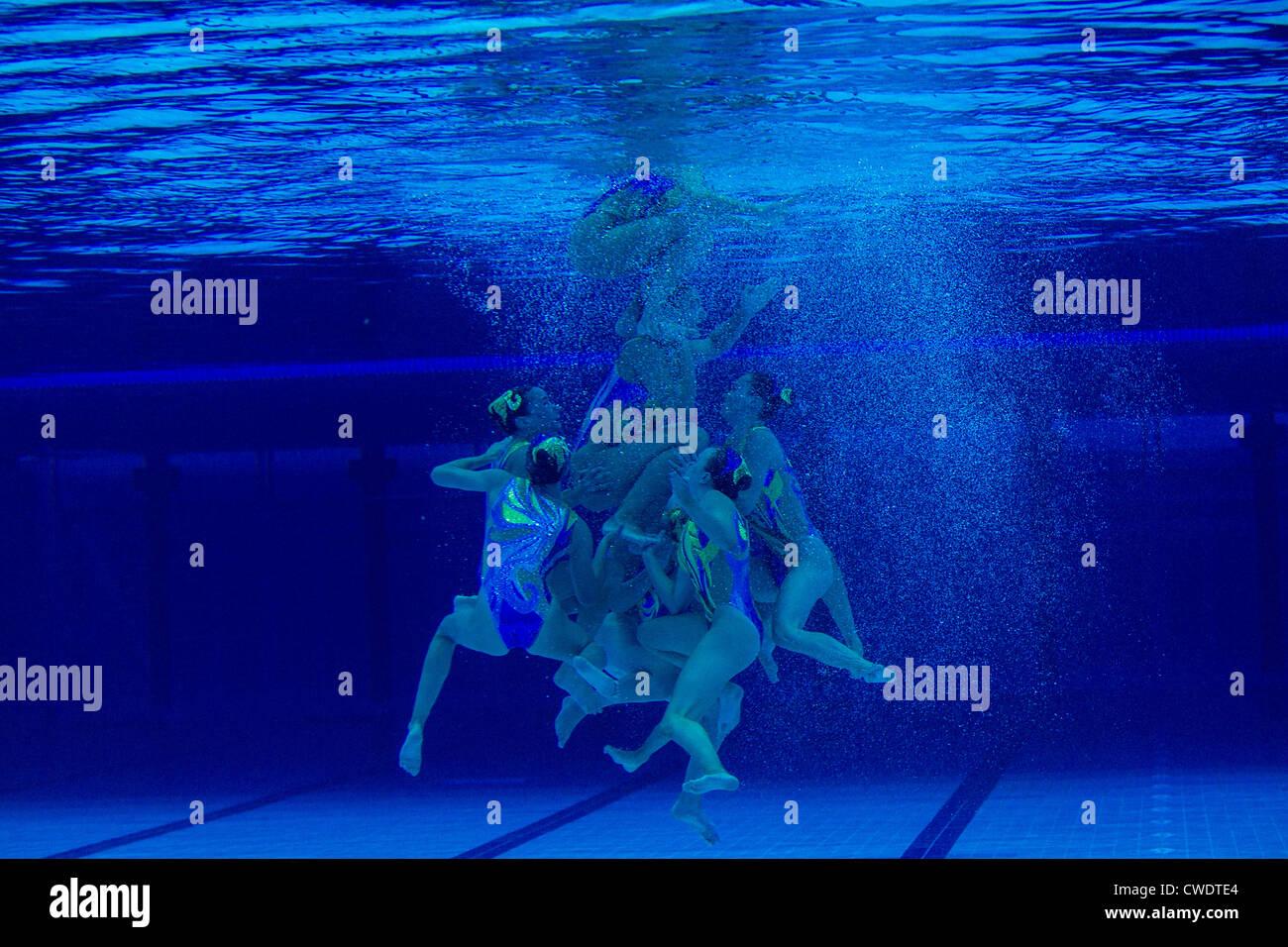 Vista submarina del equipo de natación sincronizada en el verano de los Juegos Olímpicos de Londres 2012 Foto de stock