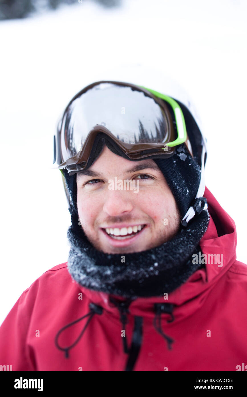 Un feliz joven sonríe mientras toma un salto de esquí en Idaho. Foto de stock