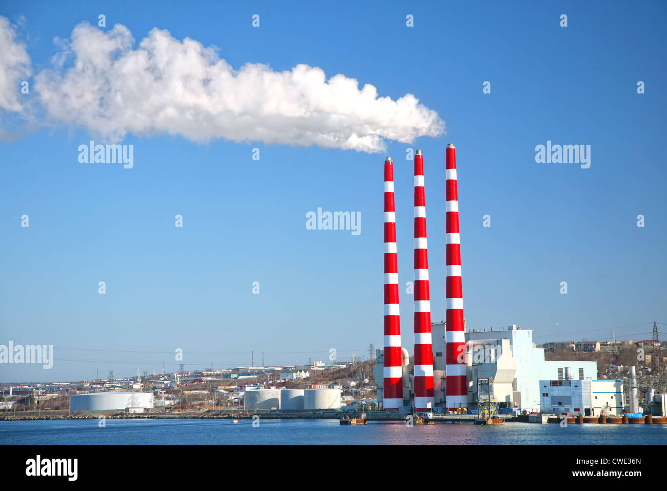 Planta de energía de carbón a lo largo del puerto de Halifax, Nova Scotia, Canadá. Foto de stock