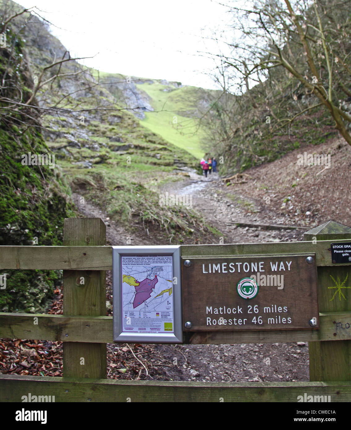 El camino a la cueva de piedra caliza Dale Castleton Derbyshire, Inglaterra Foto de stock