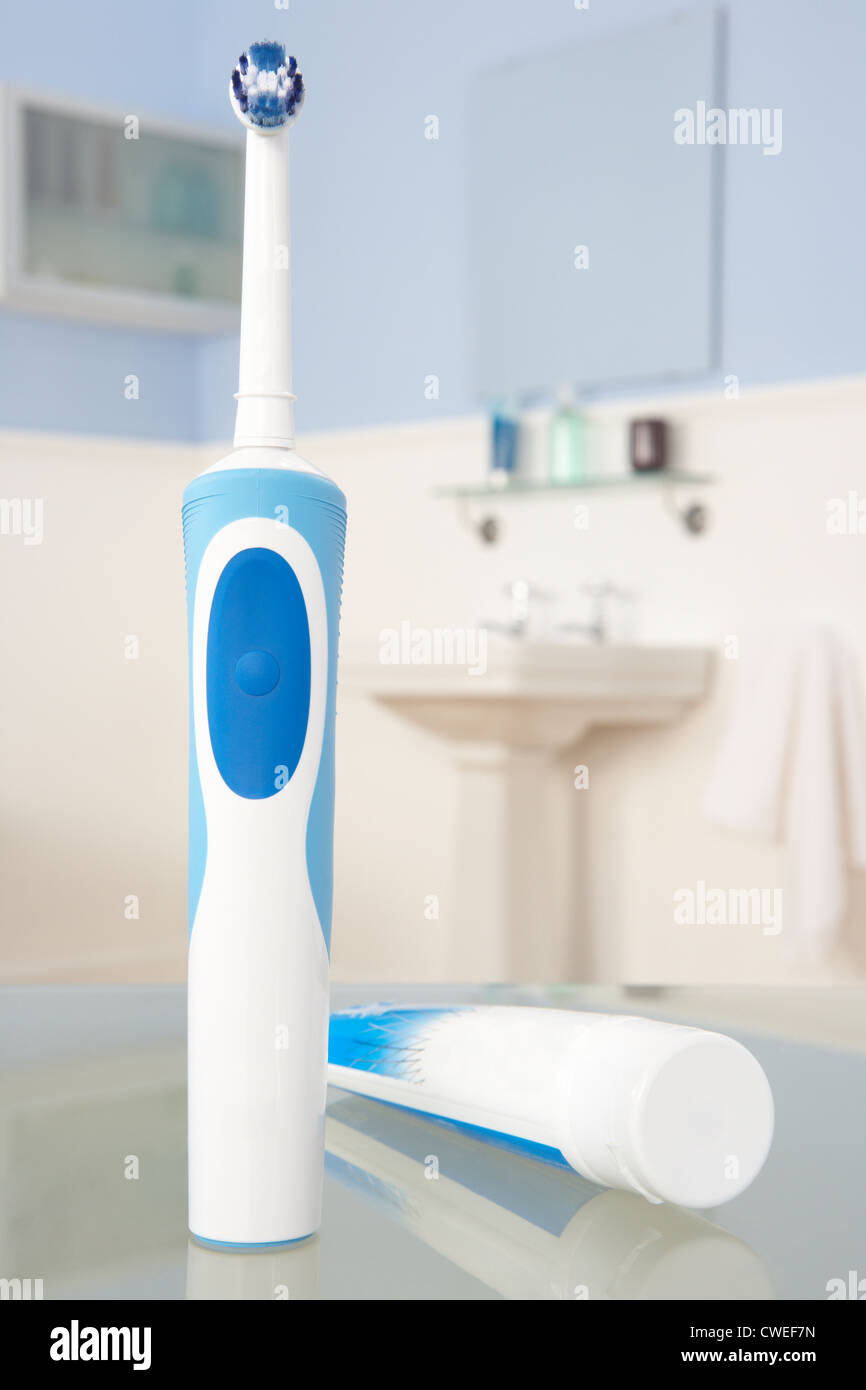 Cepillo y pasta de dientes eléctrico Foto de stock