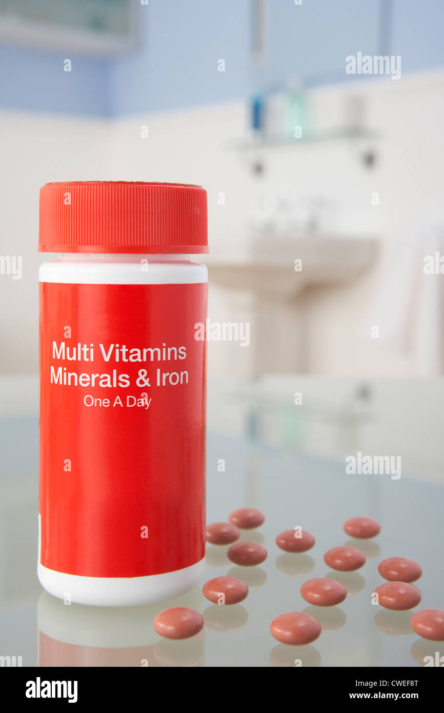 Píldoras de vitaminas en una estantería de baño Foto de stock