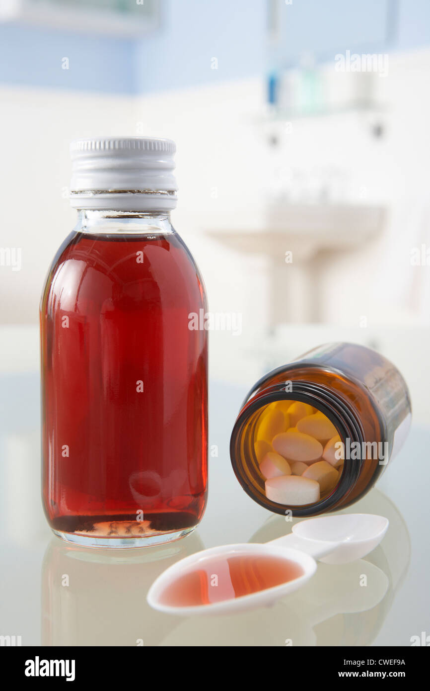 Píldoras y medicinas en una estantería de baño Foto de stock