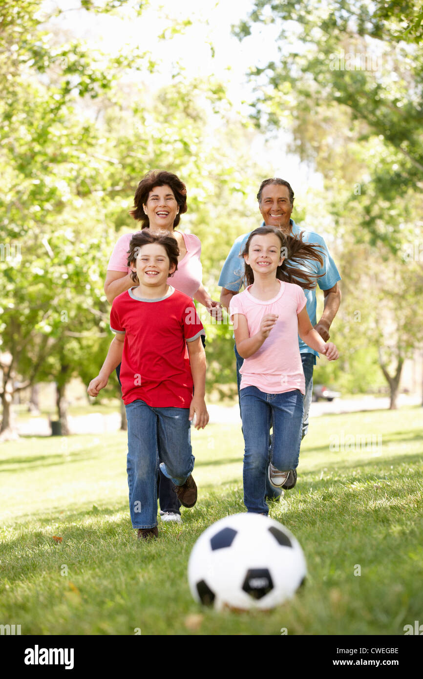 Jugando al fútbol en el parque de la familia Foto de stock