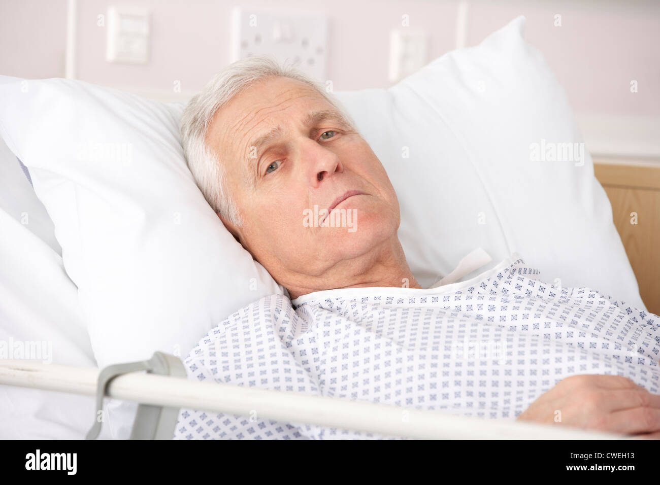 Altos hombre enfermo en cama de hospital Foto de stock