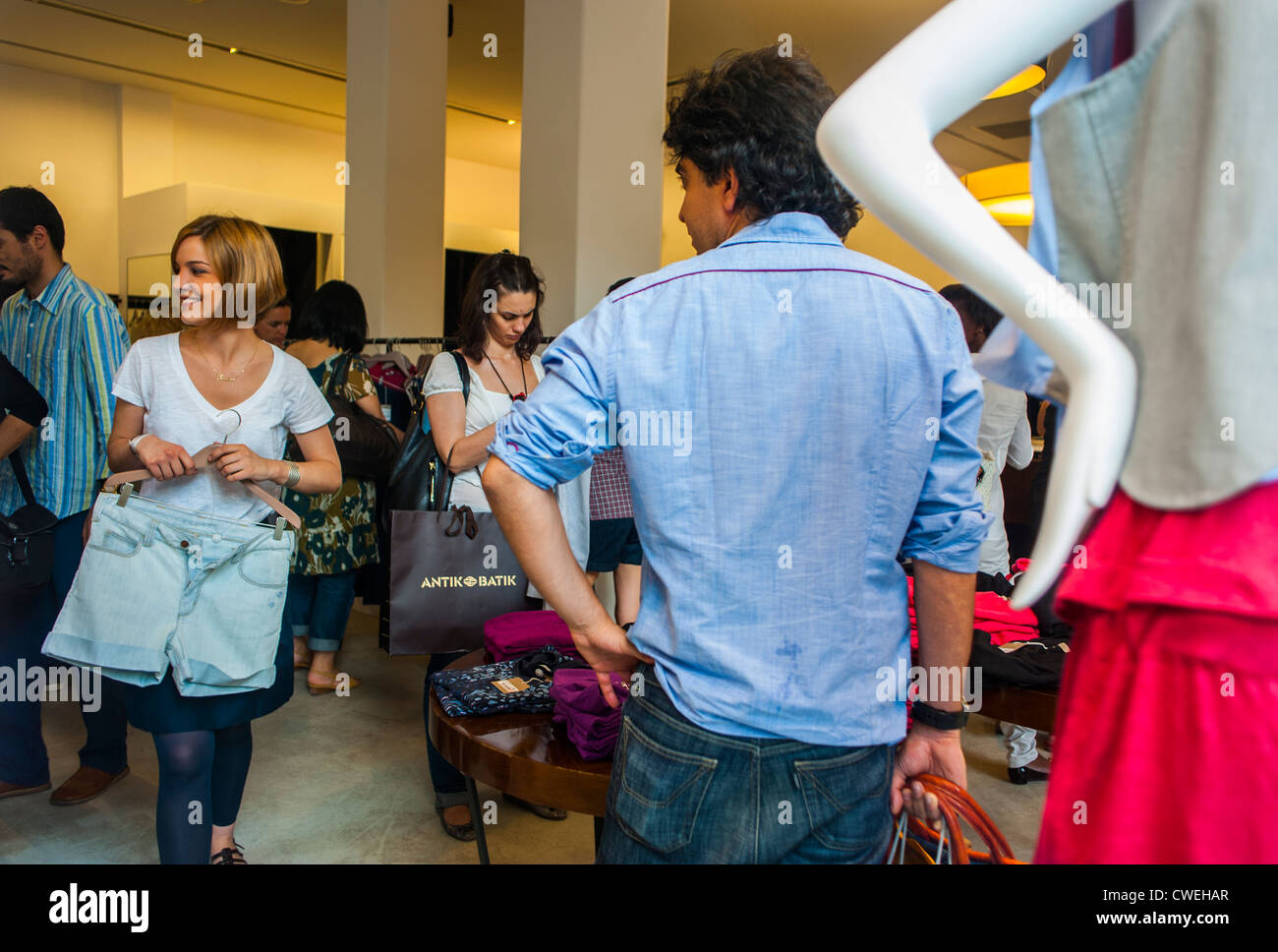 París, Francia, la gente de compras en tiendas de ropa en Rebajas de verano  tiempo en el barrio de Le Marais Fotografía de stock - Alamy