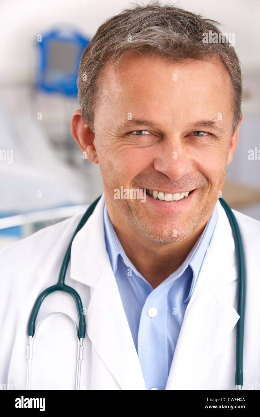 Retrato doctor americano en la sala de hospital Foto de stock