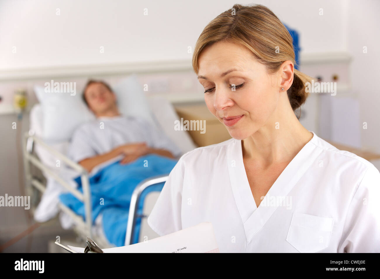 Enfermera estadounidense trabajando en la sala de hospital Foto de stock