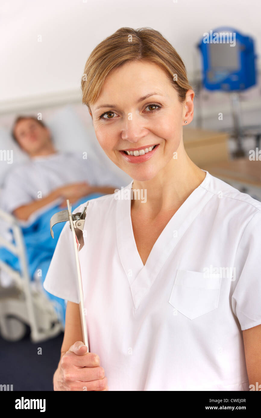 Enfermera estadounidense trabajando en la sala de hospital Foto de stock