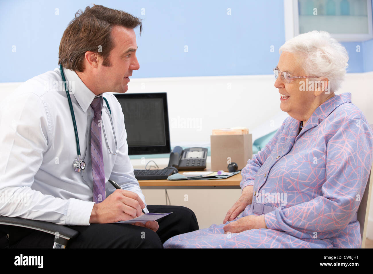 GP Británico hablando con altos paciente Foto de stock