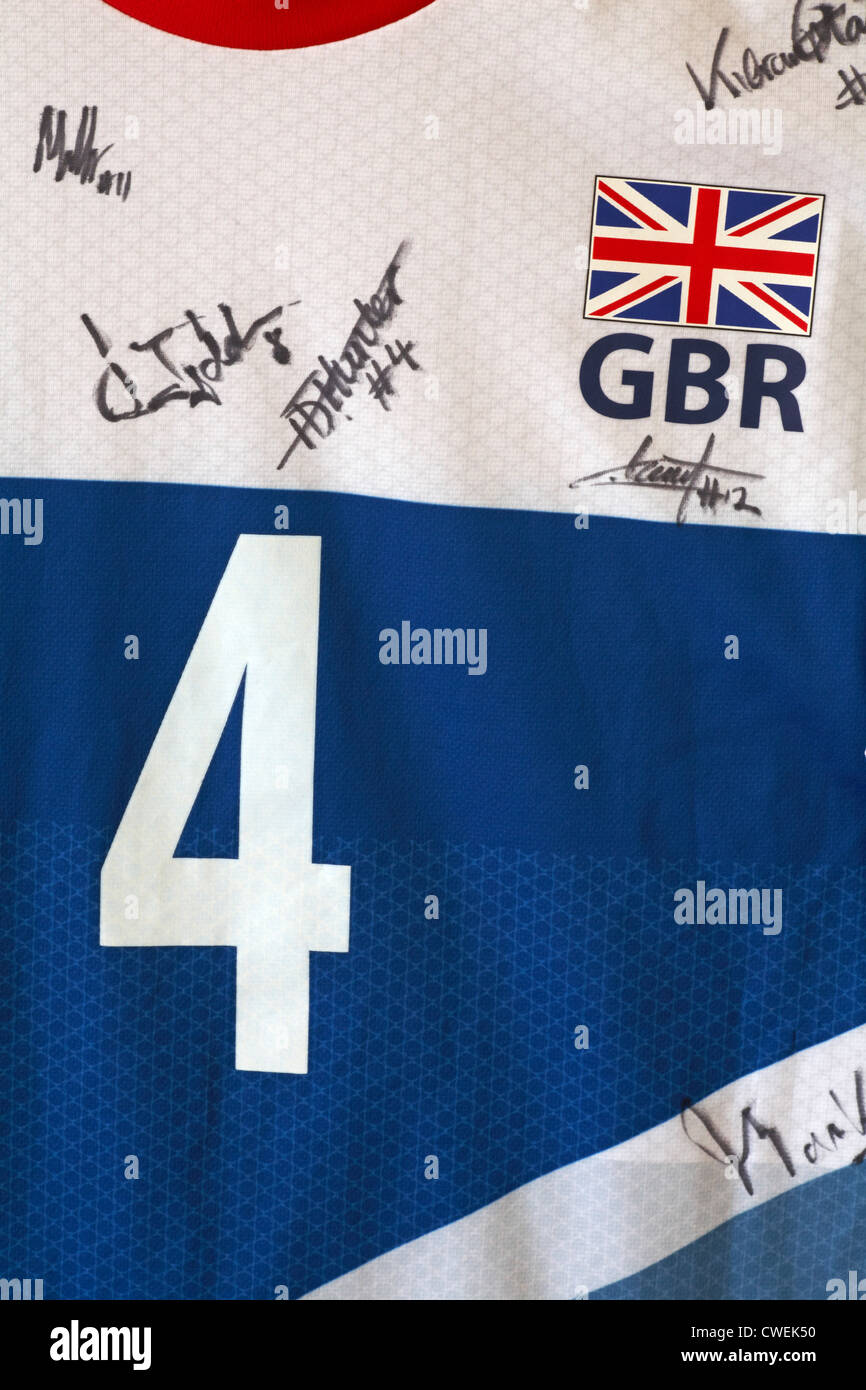 Adidas GBR camiseta número 4 firmada por el equipo de voleibol de interior Juegos  Olímpicos en los Juegos Olímpicos de Londres 2012 en agosto Fotografía de  stock - Alamy