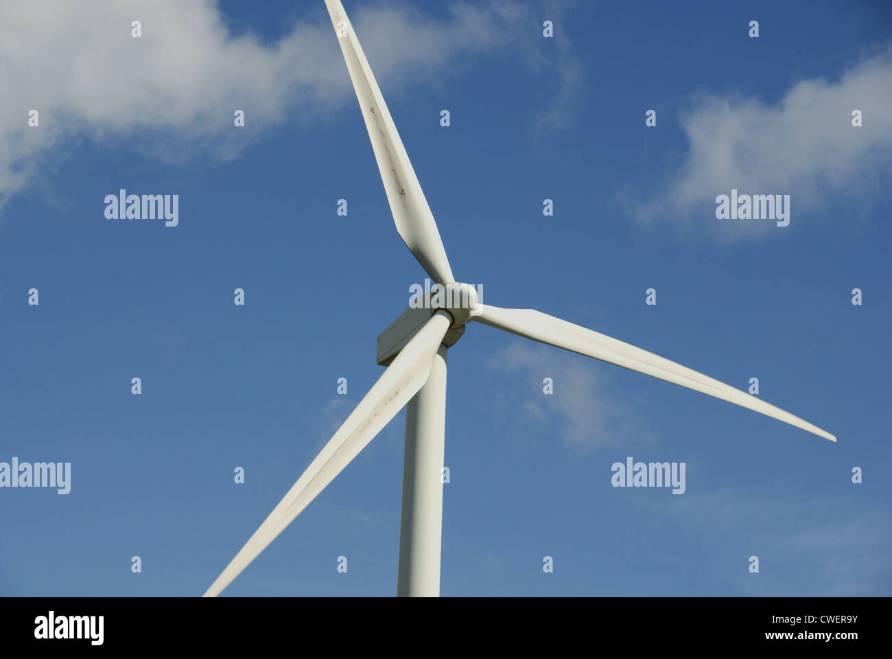 Las paletas de las turbinas eólicas en primer plano Foto de stock