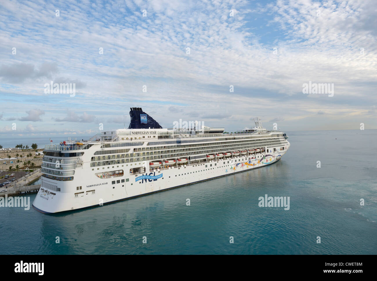 Crucero atracó en King's Wharf, las Bermudas Foto de stock