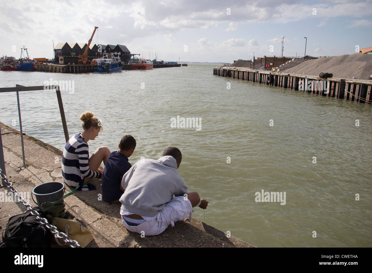 Familia Almejas Whitstable Harbour Kent England Reino Unido Foto de stock