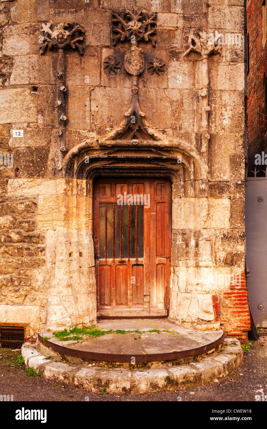 Una antigua puerta decorativo en lugar de Henry IV, Cahors, Midi Pirineos, Francia. Foto de stock
