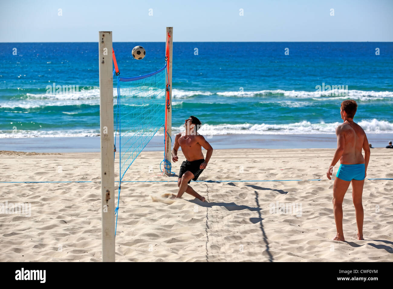 Los turistas brasileños jugando fútbol playa Voley playa de Surfers Paradise Foto de stock