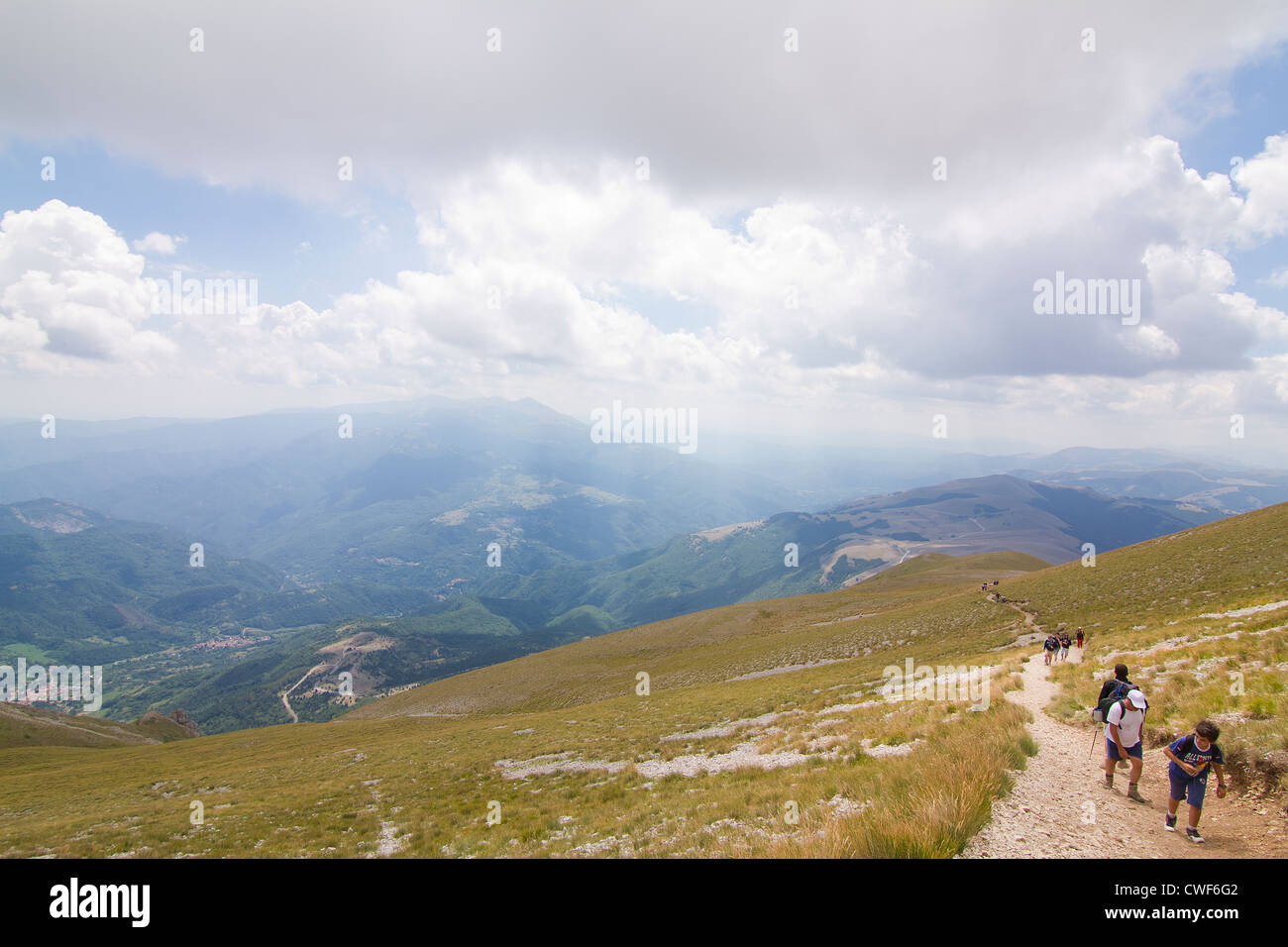 Caminante escalada Monte Vettore a una altitud de 2,478m (8,130m) en los Apeninos, Italia Foto de stock
