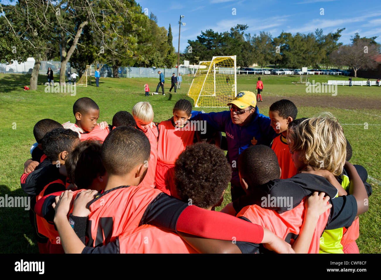 Equipo de fútbol juvenil Rygersdal preparándose para un partido de fútbol, Dubanville, Cape Town, Sudáfrica Foto de stock