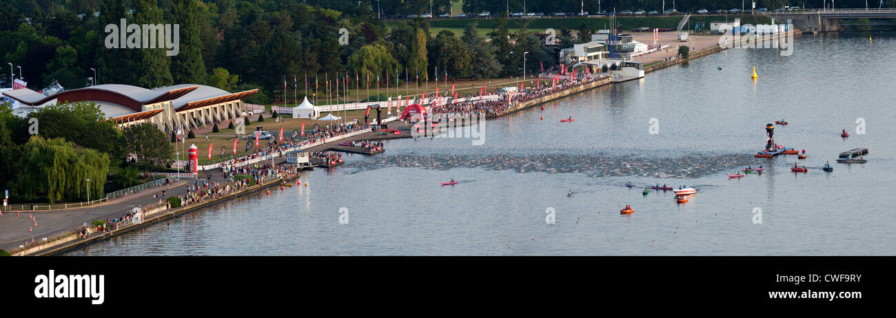 Carrera de triatlón Ironman), conocido como 'Challenge Vichy '. Inicio  natación visto desde arriba. Vichy - Allier Auvernia - River - Francia  Fotografía de stock - Alamy