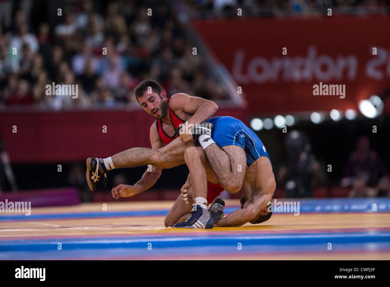 Soslan Tigiev (UZB) -B- vs Kiril Terziev Stoychev (BUL) en hombres 74kg Lucha Libre en el verano de los Juegos Olímpicos Foto de stock