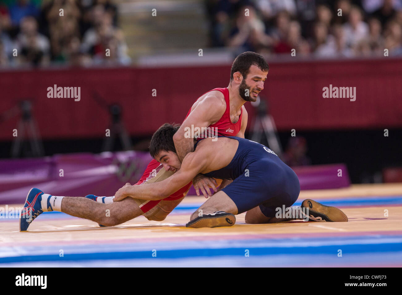 Vladimer Khinchegashvili (GEO) -B- vs Dzhamal Otarsultanov (RUS) en hombre de 55 kg de Lucha Libre en el verano de los Juegos Olímpicos, Foto de stock