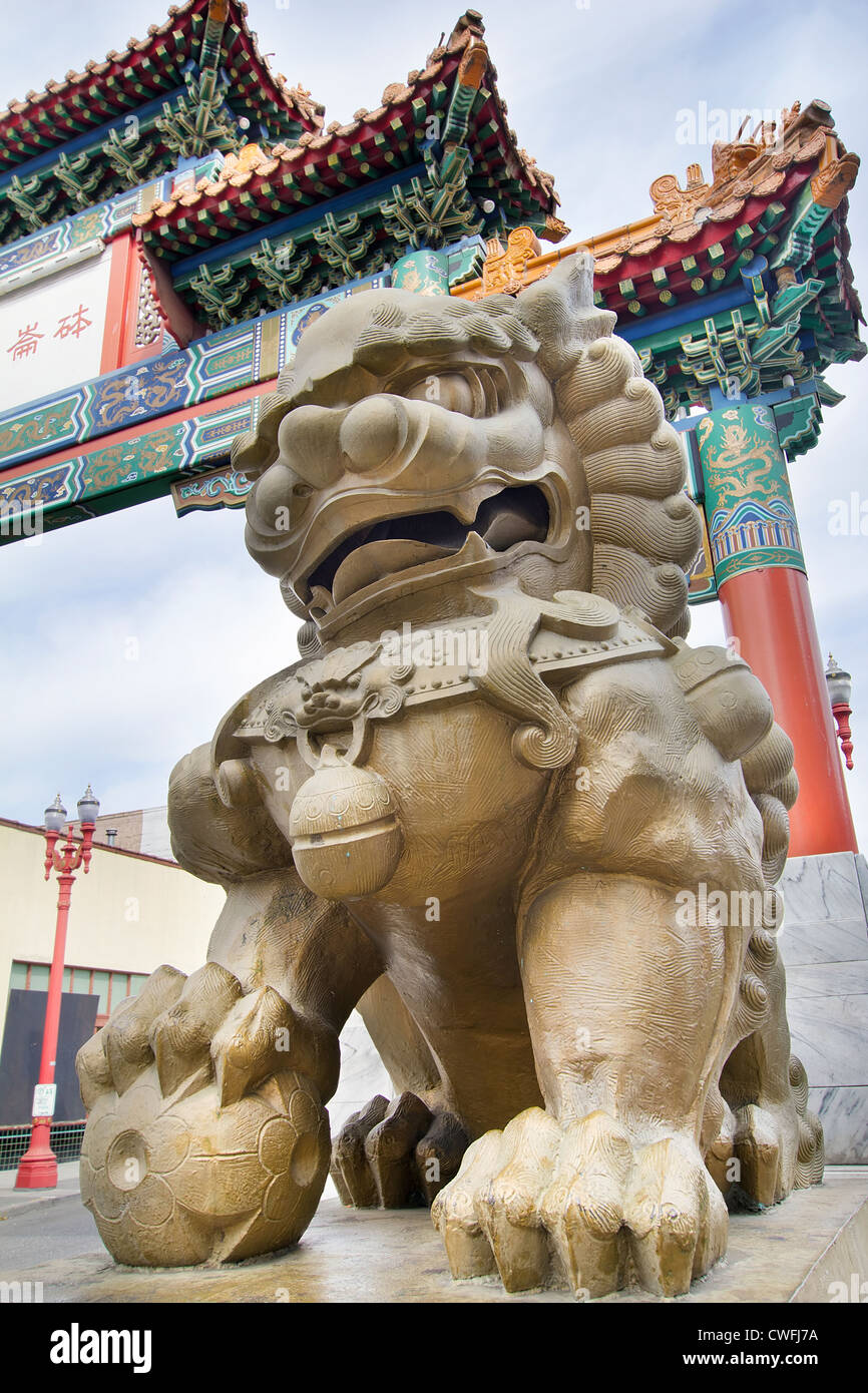 Macho chino Foo Dog prosperidad Lion estatua en Chinatown Gate en Portland, Oregón Foto de stock