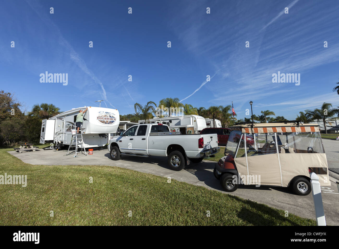 Hora declaración Estado El hombre de la quinta rueda de limpieza Rv con una tonelada de camiones  Dodge blanco y carro de golf Fotografía de stock - Alamy