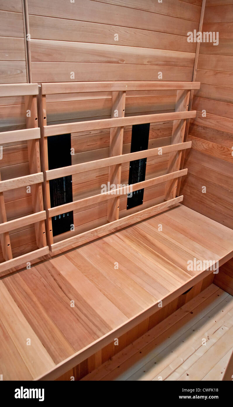 Esta es una imagen de stock vertical dentro de una sauna de calor seco de madera con ningún pueblo. Foto de stock