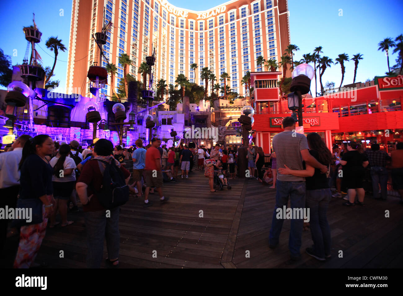 Los visitantes ver show en vivo fuera de Treasure Island Hotel en Las Vegas,  Nevada, EE.UU Fotografía de stock - Alamy