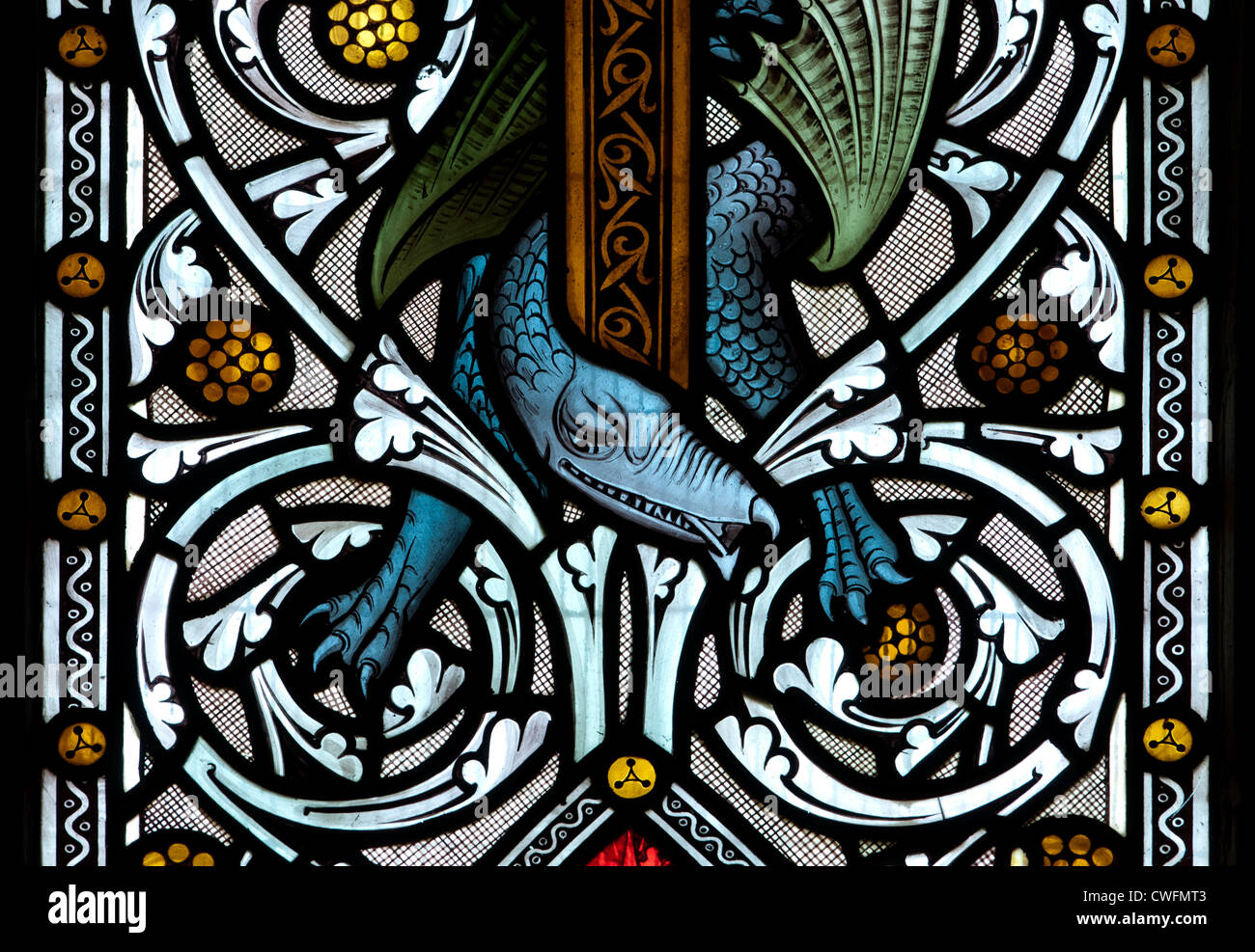 Blue Dragon vidriera, St John the Baptist Church, Wappenbury, Warwickshire, REINO UNIDO Foto de stock