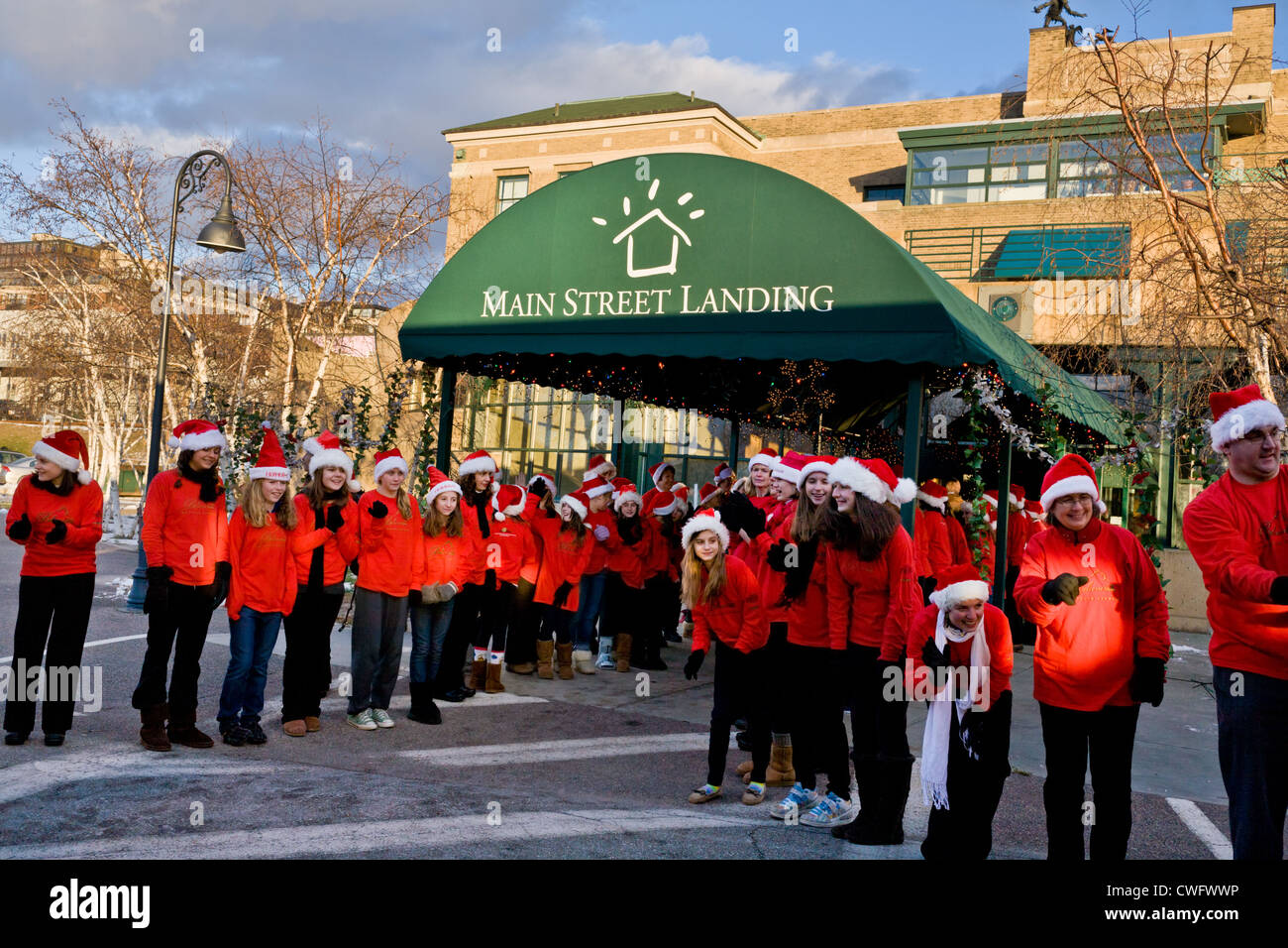 Los elfos de Papá Noel, saludar a los niños, Polar Express Train Ride y cuentos, Burlington, Vermont Foto de stock