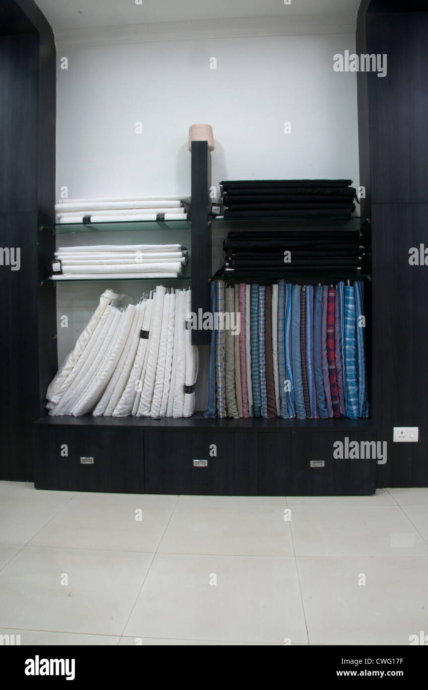 Tejido de algodón ropa de lino en pantalla shelfs en la tienda Foto de stock