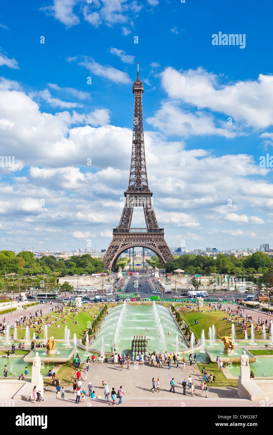 La torre Eiffel de París Torre Eiffel desde el Trocadero fountains Francia Europa UE Foto de stock