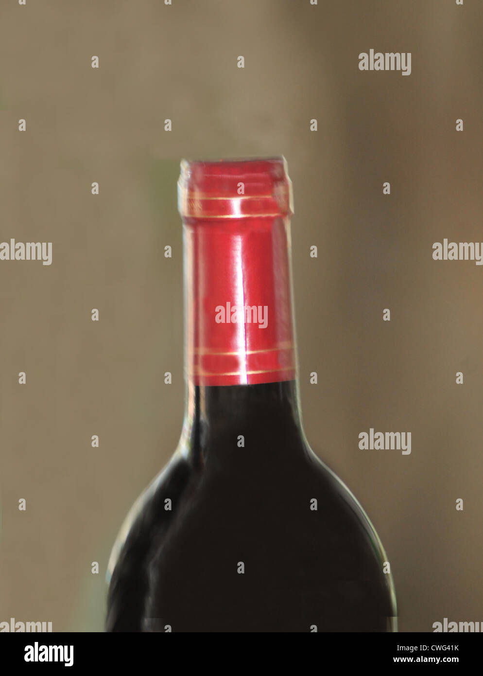 Botella de vino tinto con fondo oscuro y copie el espacio. Foto de stock