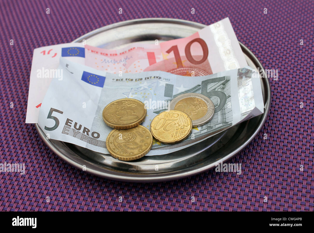 Euro consejos y pago de factura en la mesa de restaurante. Foto de stock