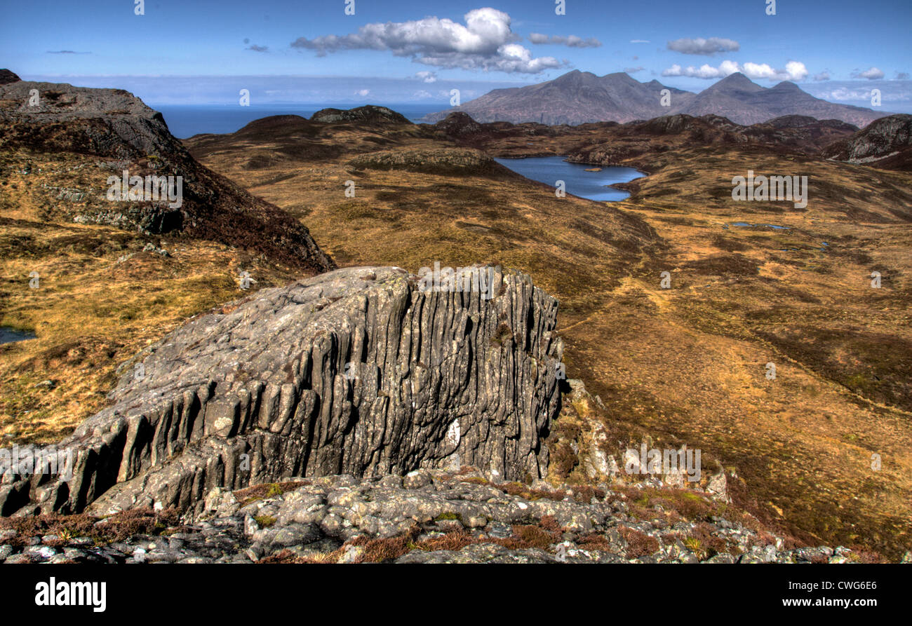 Un paisaje de la isla de eigg tomada desde el sgurr con vistas de toda la isla de eigg a ron en el fondo Foto de stock