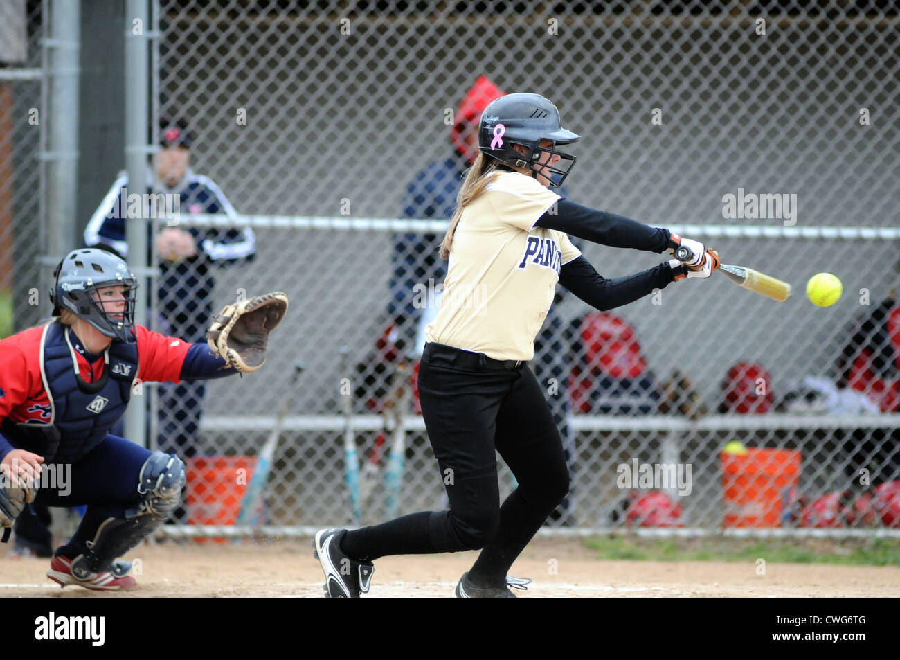 Bateador De Softbol Durante Un Juego De La Escuela Secundaria Ee Uu Fotografia De Stock Alamy