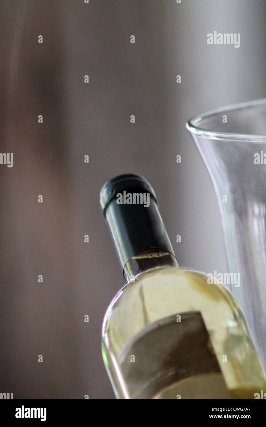 Botella de vino blanco y cristal con copia espacio en segundo plano. Foto de stock
